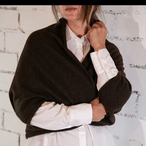 Dark Brown Shoulder Warmer/Cardigan 100% Yak Wool
One of a kind! Handmade